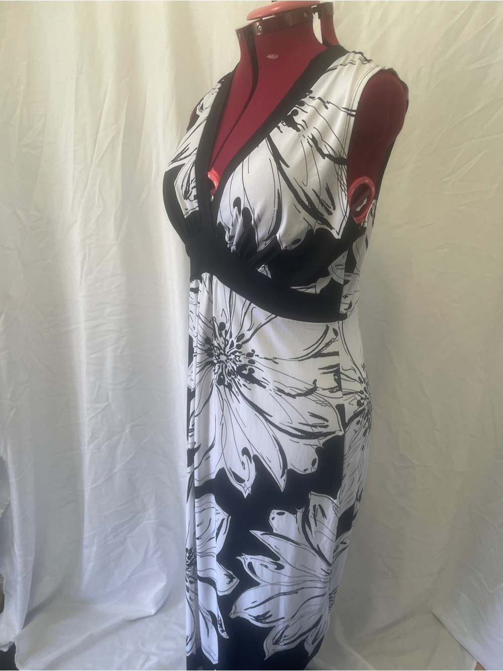 Enfocus Studio Black and White Floral Sleeveless Maxi Dress